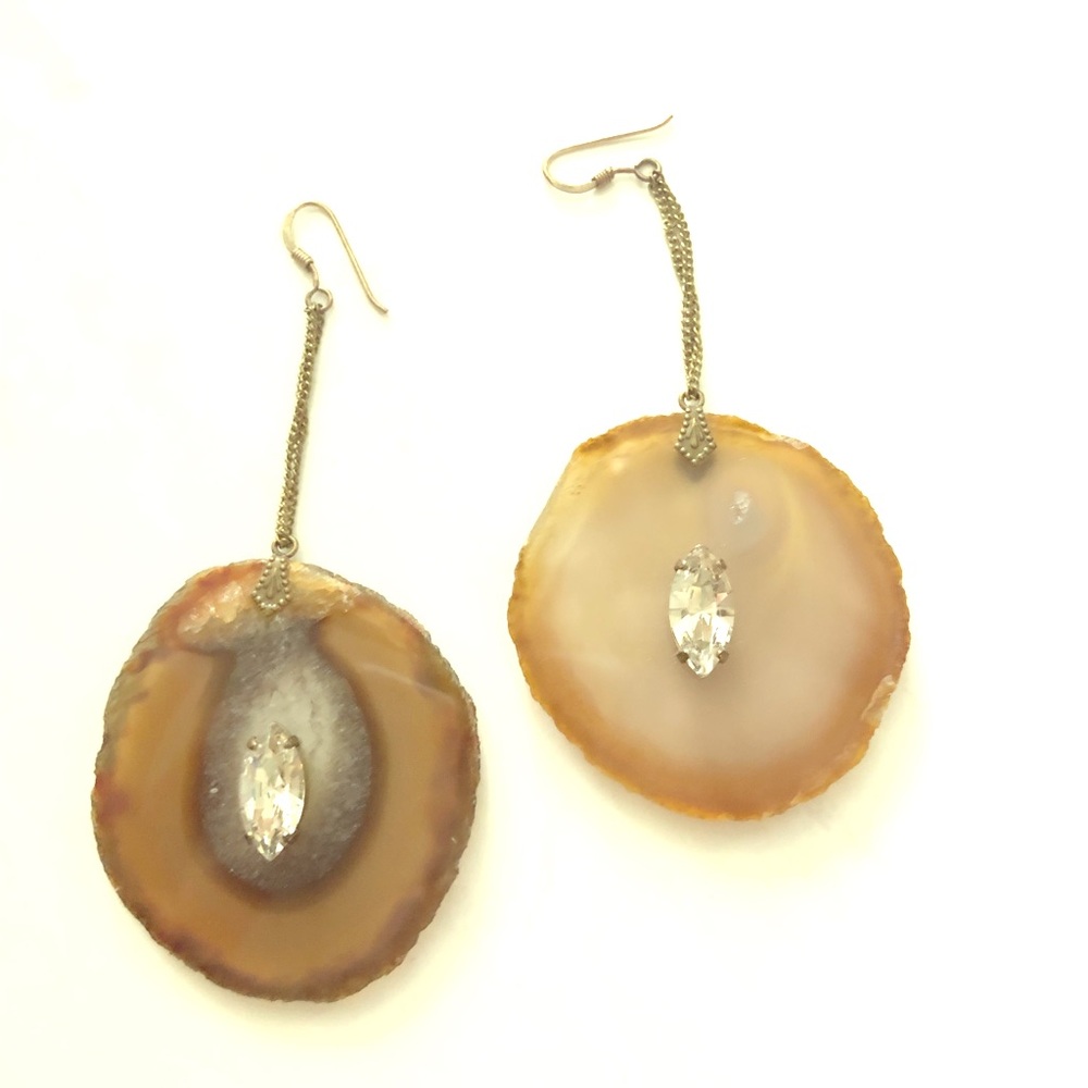 Stunning, agate stone earring with centered jewel